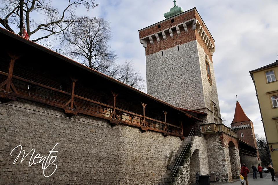 Puerta Florianska en la muralla de la ciudad