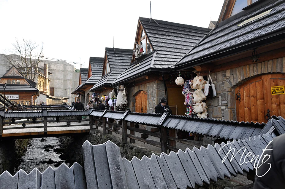 Galería comercial de artesanía y souvenirs en el centro de Zakopane