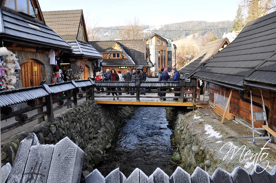 El agua y los puentecillos de madera añaden encanto a esta pequeña galería artesanal en Zakopane