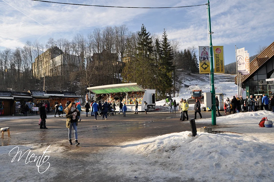 Estación de Dolna Gubałówka todavía cubierta con restos de nevadas recientes.