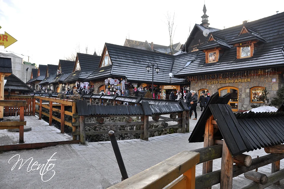 Galería comercial de artesanía y souvenirs en el centro de Zakopane