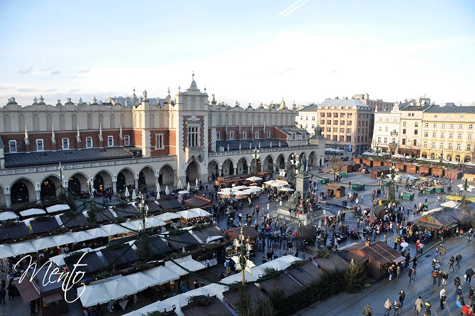 Comienza a atardecer en la plaza del mercado