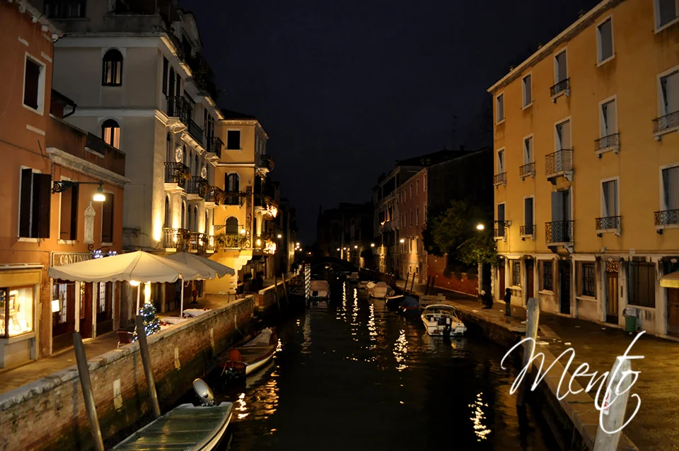 Canales al caer la noche.