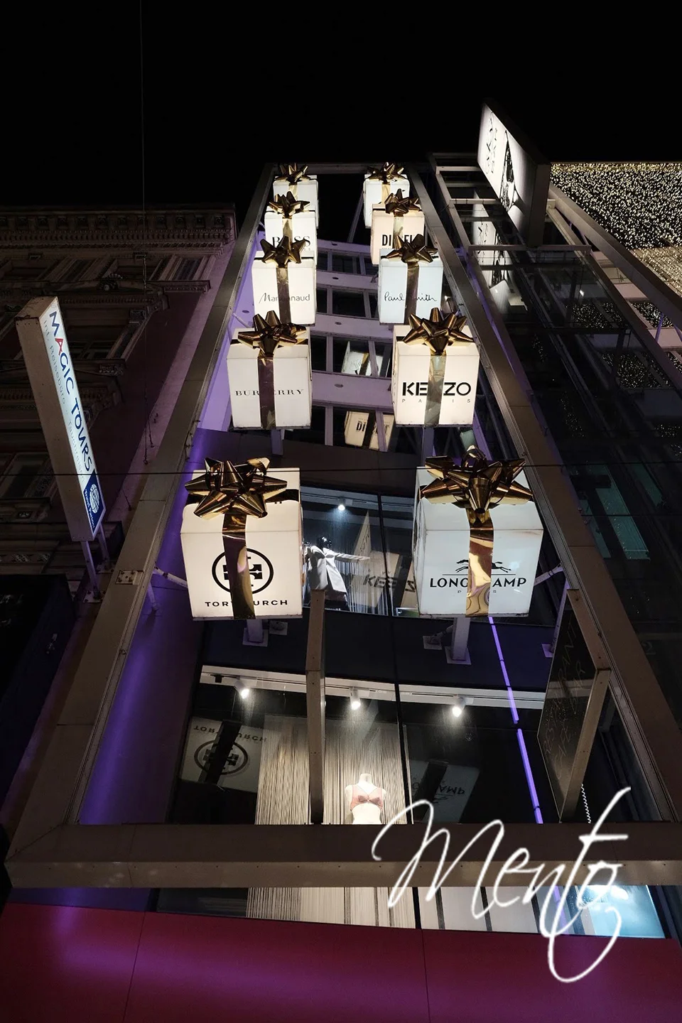 Decoración navideña en los comercios del cetro de la ciudad.