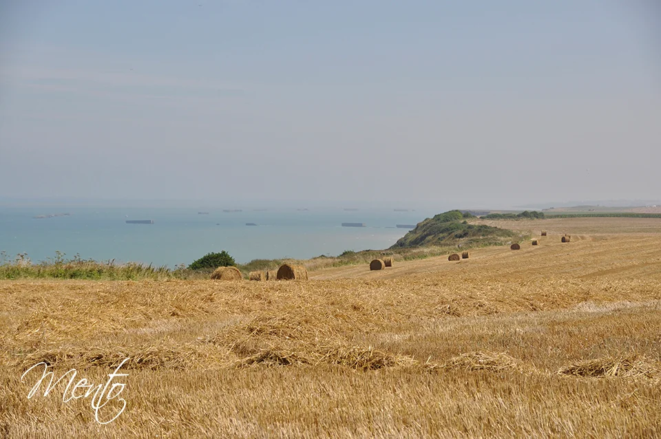 Viendo en la distancia los restos del puerto artificial de Arromanches es fácil suponer que sin rendir esta batería hubiera sido imposible su construcción.