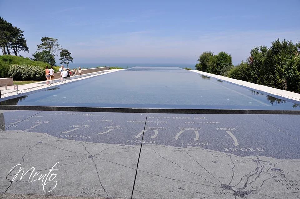 Original representación de las playas del desembarco a la entrada del Cementerio Americano de Colleville sur Mer.