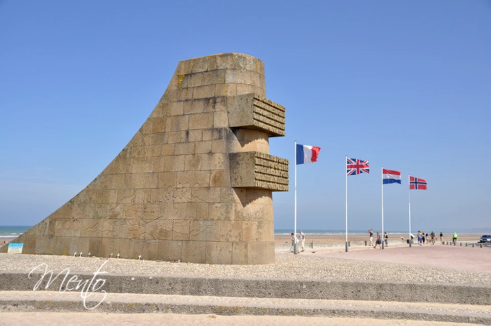 Monumento conmemorativo en la playa de Omaha.