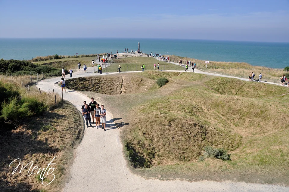 Todavía se pueden apreciar los socavones consecuencia de los bombardeos en Pointe du Hoc