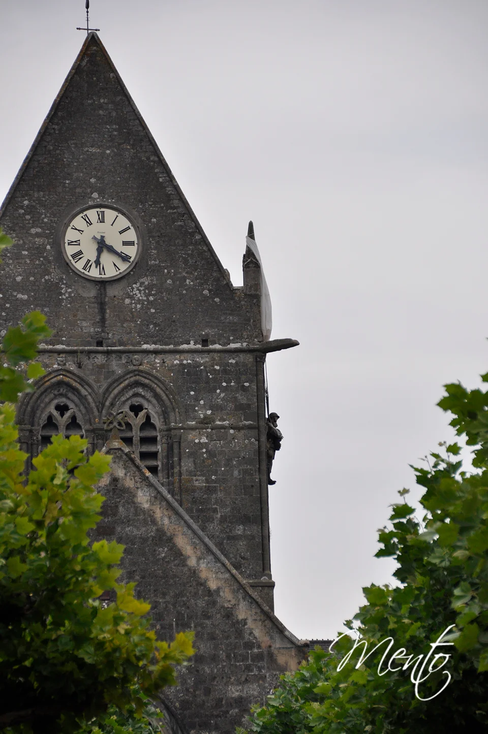 Detalle del campanario de Sainte Mère Église, con el paracaidas recordando a Jonh Steele.