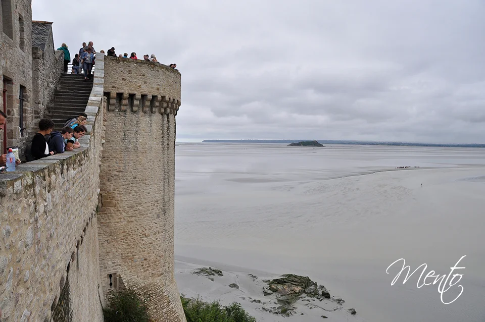Desde la muralla se pueden ver a los grupos que atraviesan la bahía caminando aprovechando la marea baja.