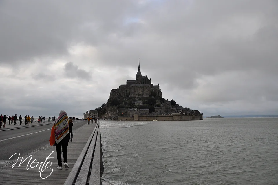 Mont Saint Michel con marea alta.