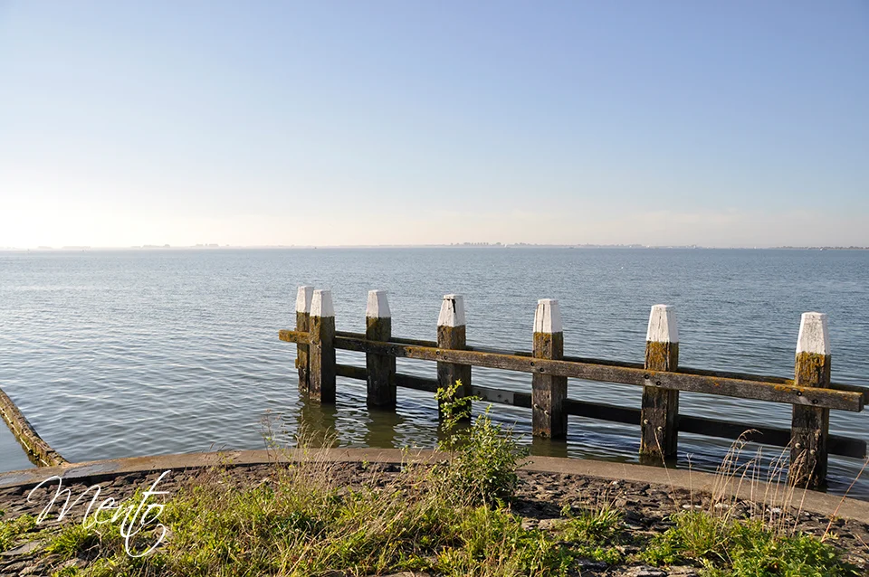 Volendam se adivina en la distancia desde el dique que cierra el puerto de Marken.