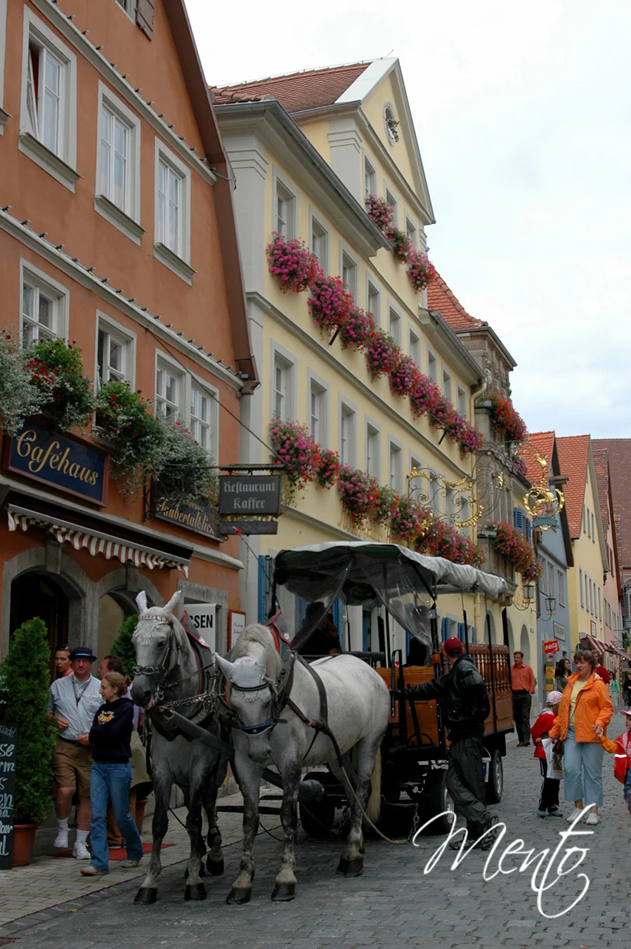 Coches de caballos en la Schmiedgasse de Rothenburg ob der Tauber