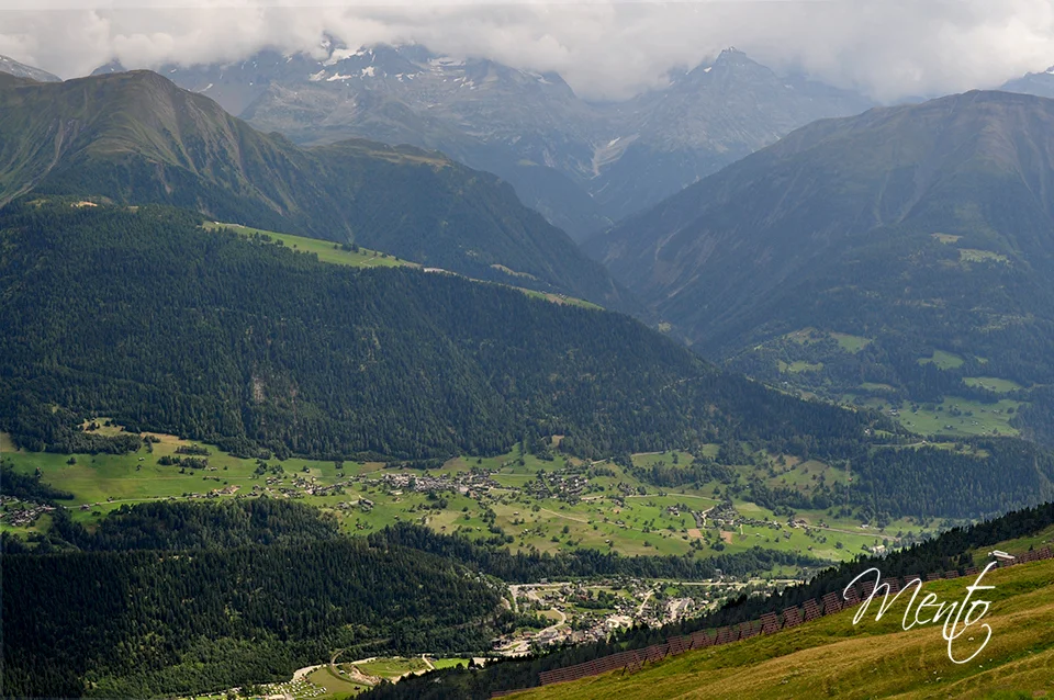El último tramo de ruta hasta la estación de funicular discurre sobre el valle en el que estamos alojados.