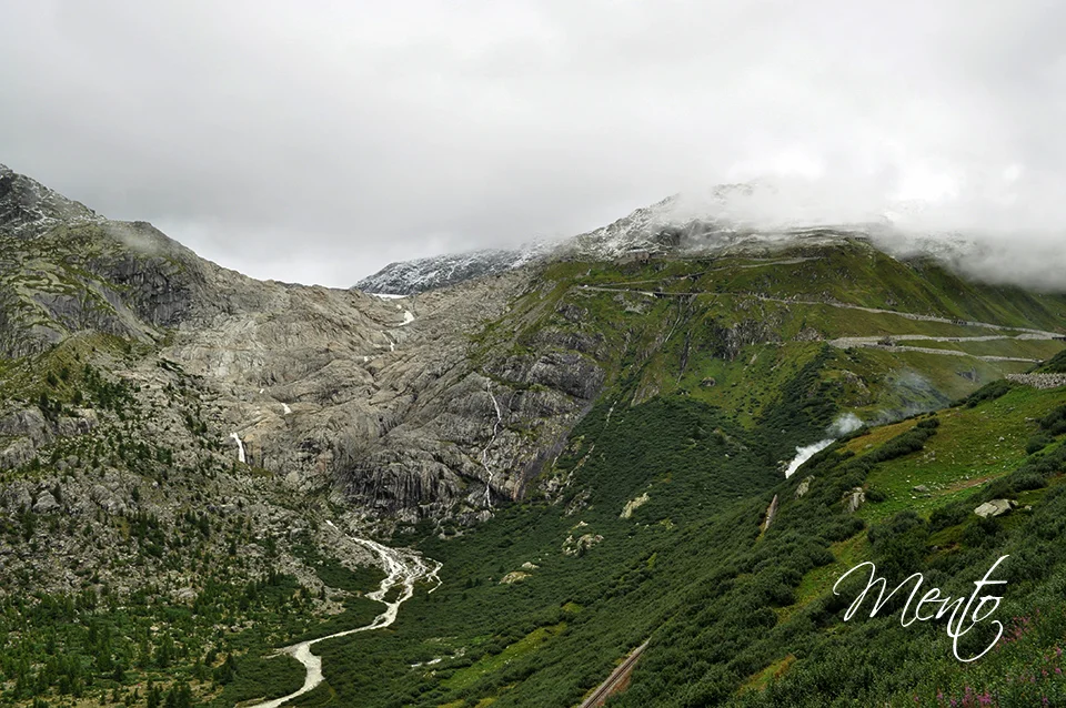 Nacimiento del Ródano justo del deshielo del glaciar del mismo nombre.