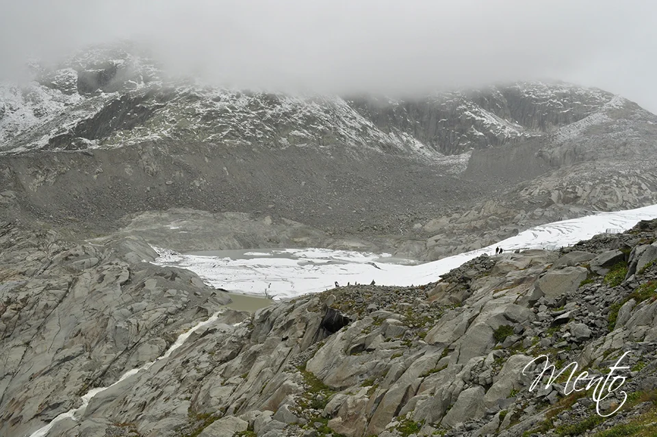 Donde termina el glaciar y comienza el río Ródano.