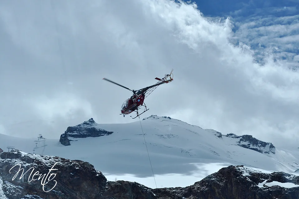Helicóptero realizando tareas de construcción en la estación de funicular de Klein Matterhorn