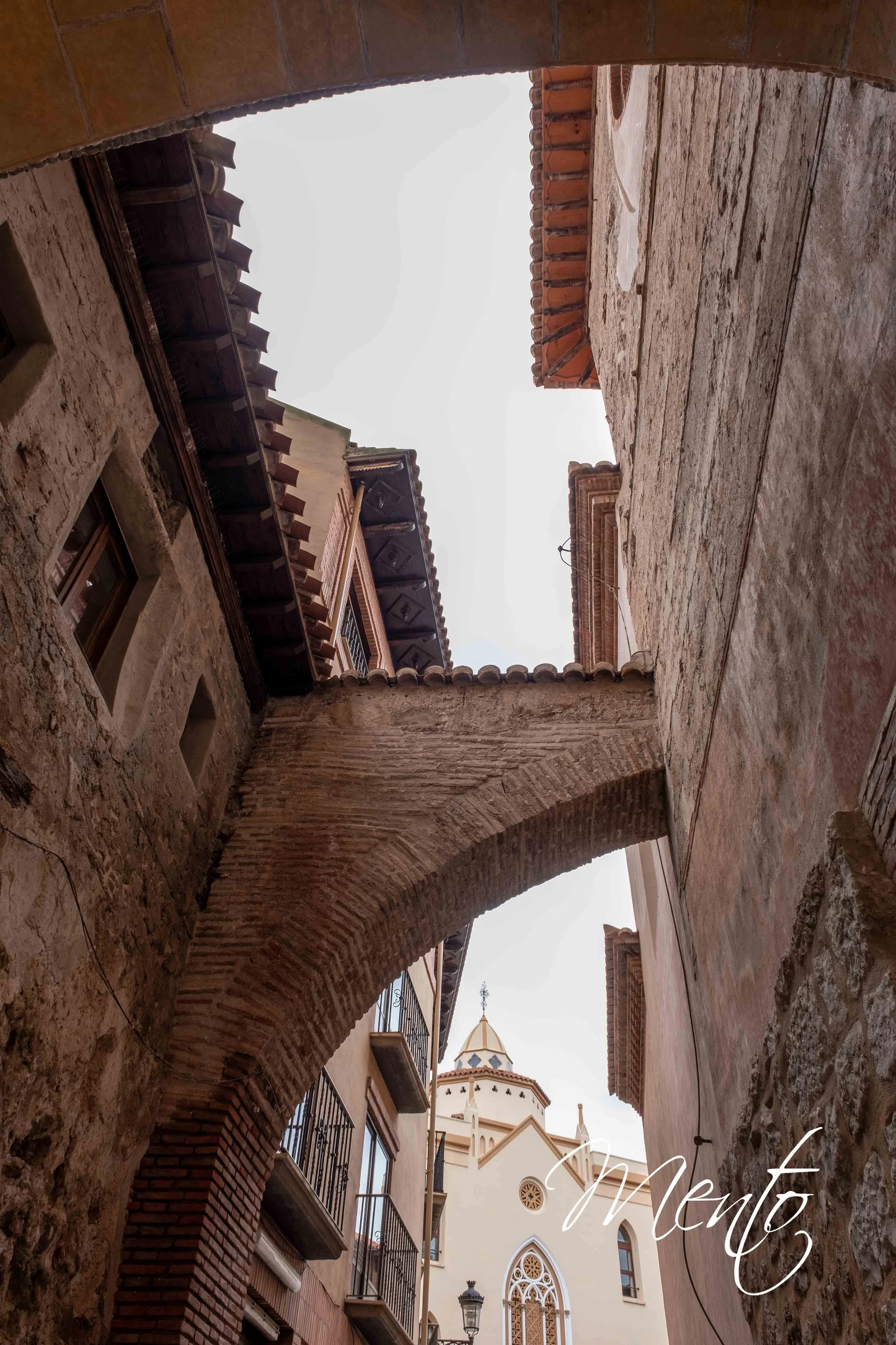 Bajo la torre de la catedral