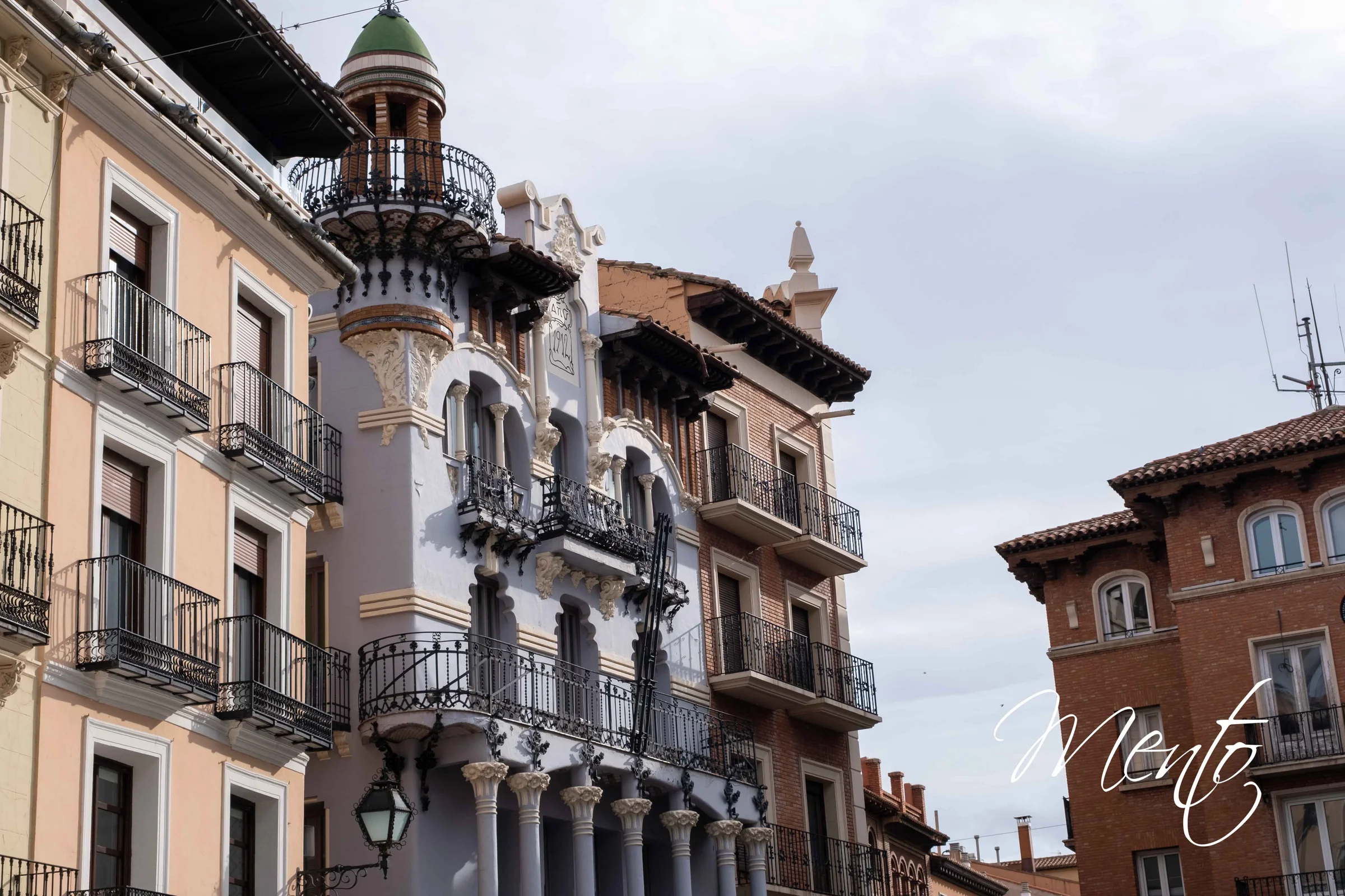 Edificio modernista en la plaza de El Torico