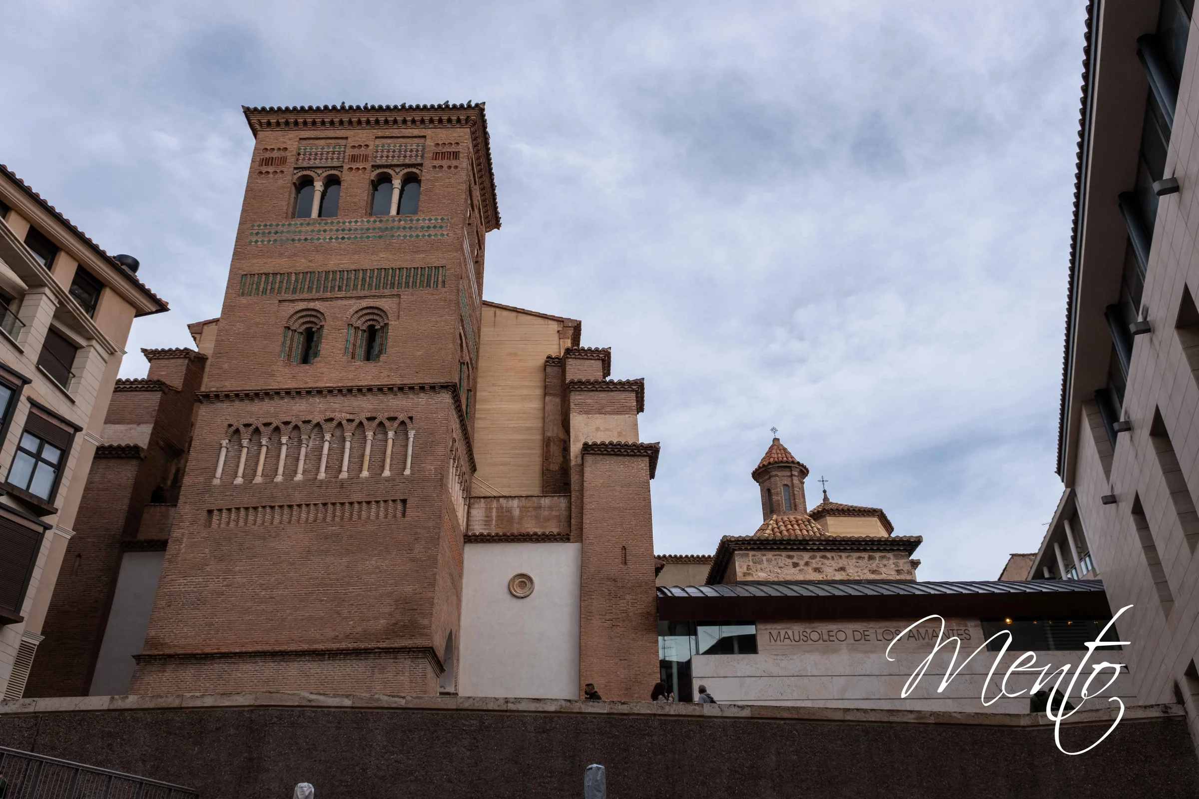 Torre de San Pedro junto al Mausoleo de los Amantes