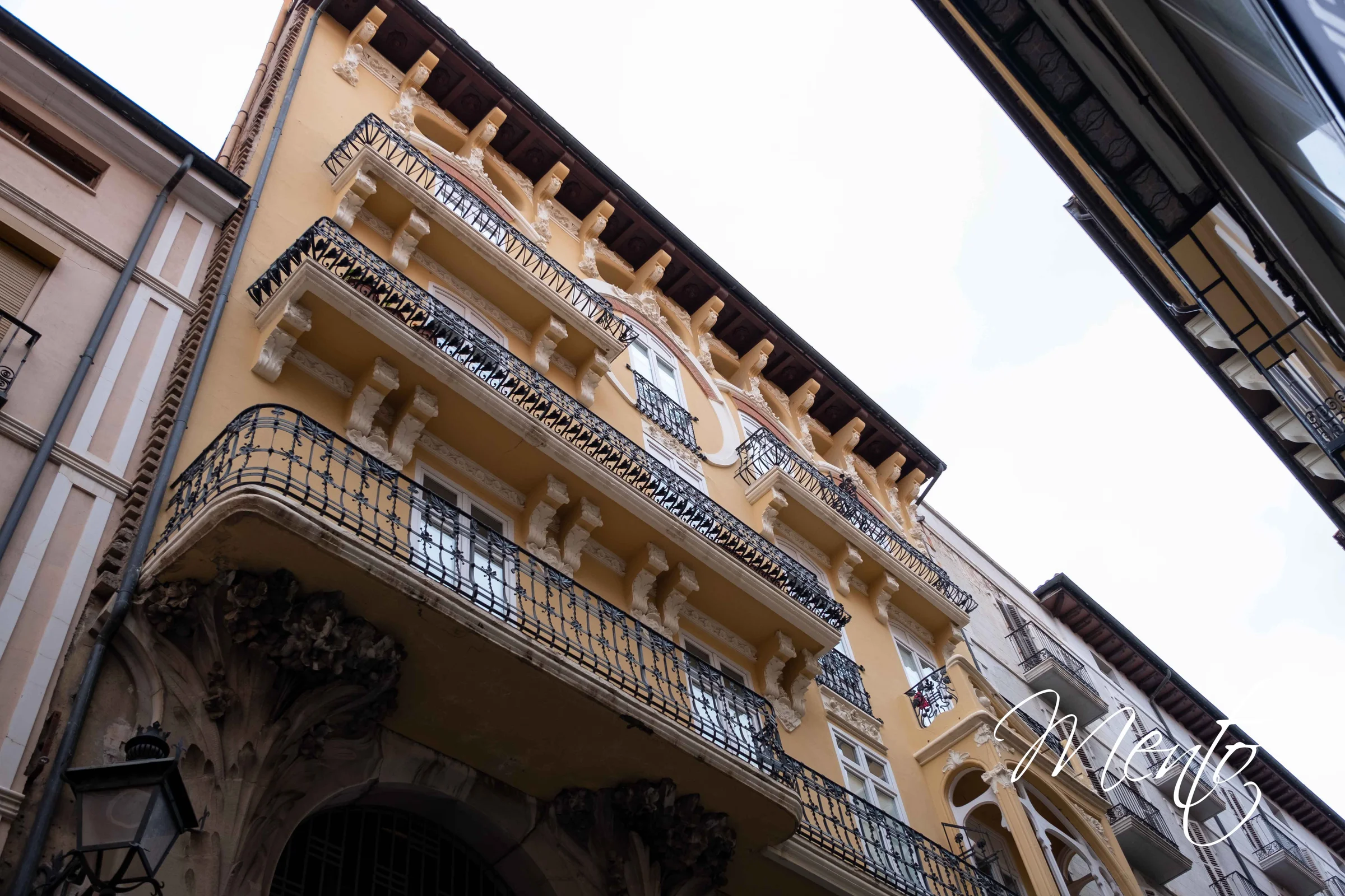 Edificio modernista en el centro de la ciudad.